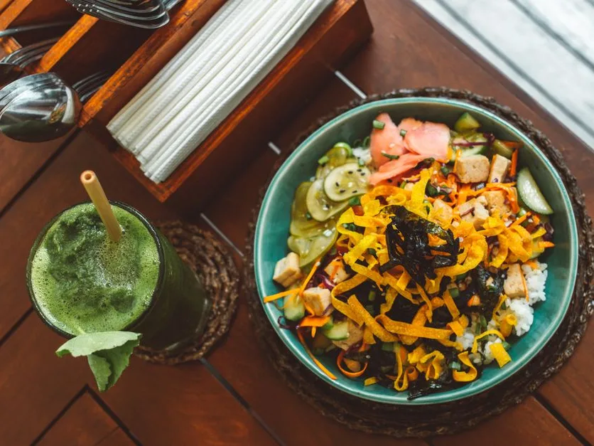 Un bol de salade colorée sur une table en bois